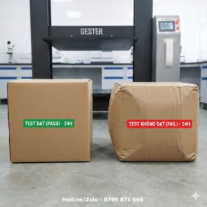 So sánh thực tế sau 24h nén: Thùng đạt chuẩn (Pass) giữ nguyên hình dạng và thùng không đạt (Fail) bị biến dạng phình to